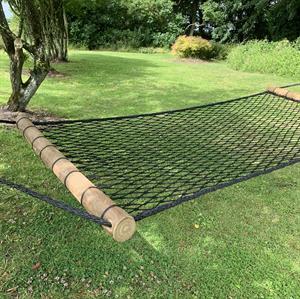 Hængekøje med robinie tværrafte. 60x220 cm liggeflade i sort 6mm net. Er med kæde ophæng som kan kortes op. 400 cm lang. OBS. Billede er af 90x220 cm.